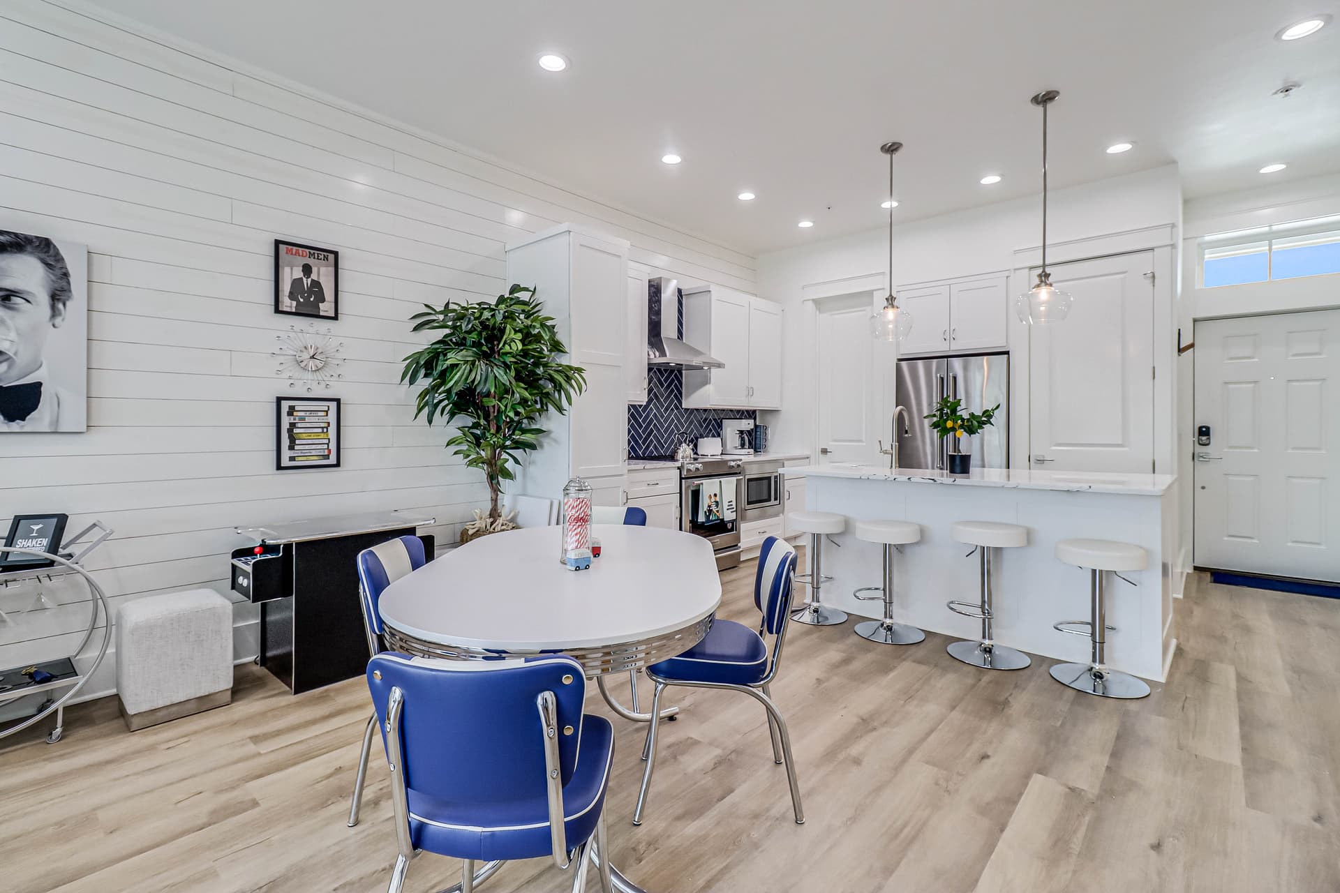 Retro Retreat - Image 5