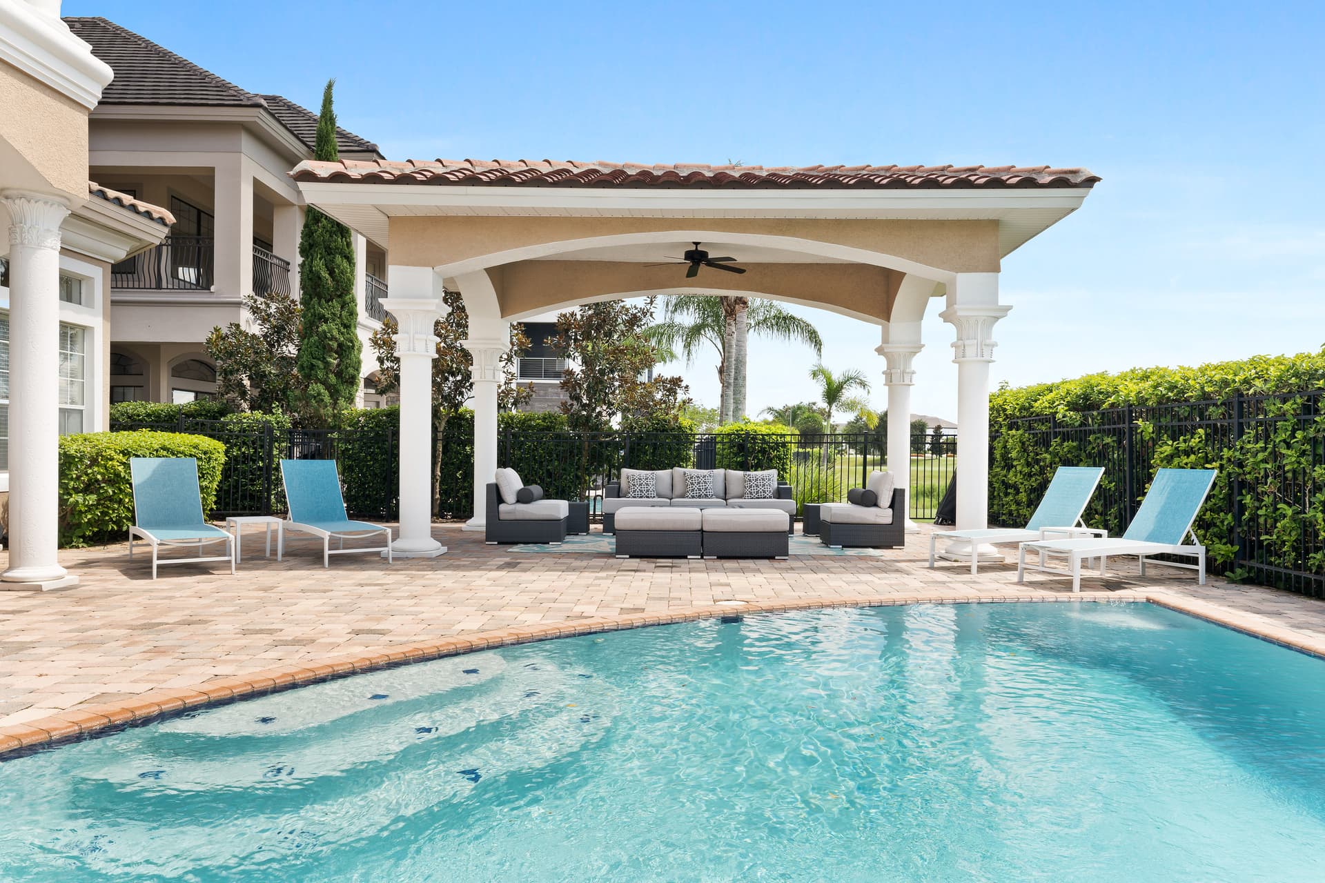 Cornered Legends' Luxe - Image 5