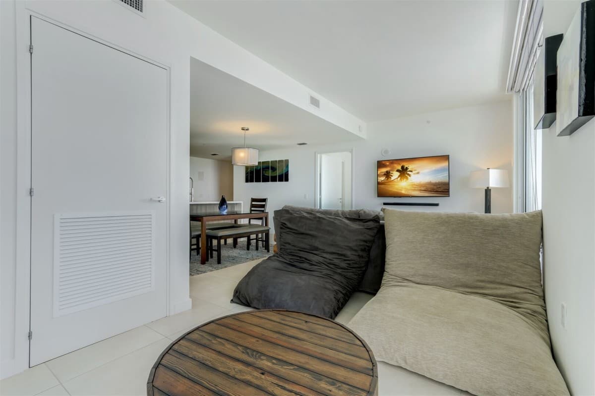 Modern Home - Image 7