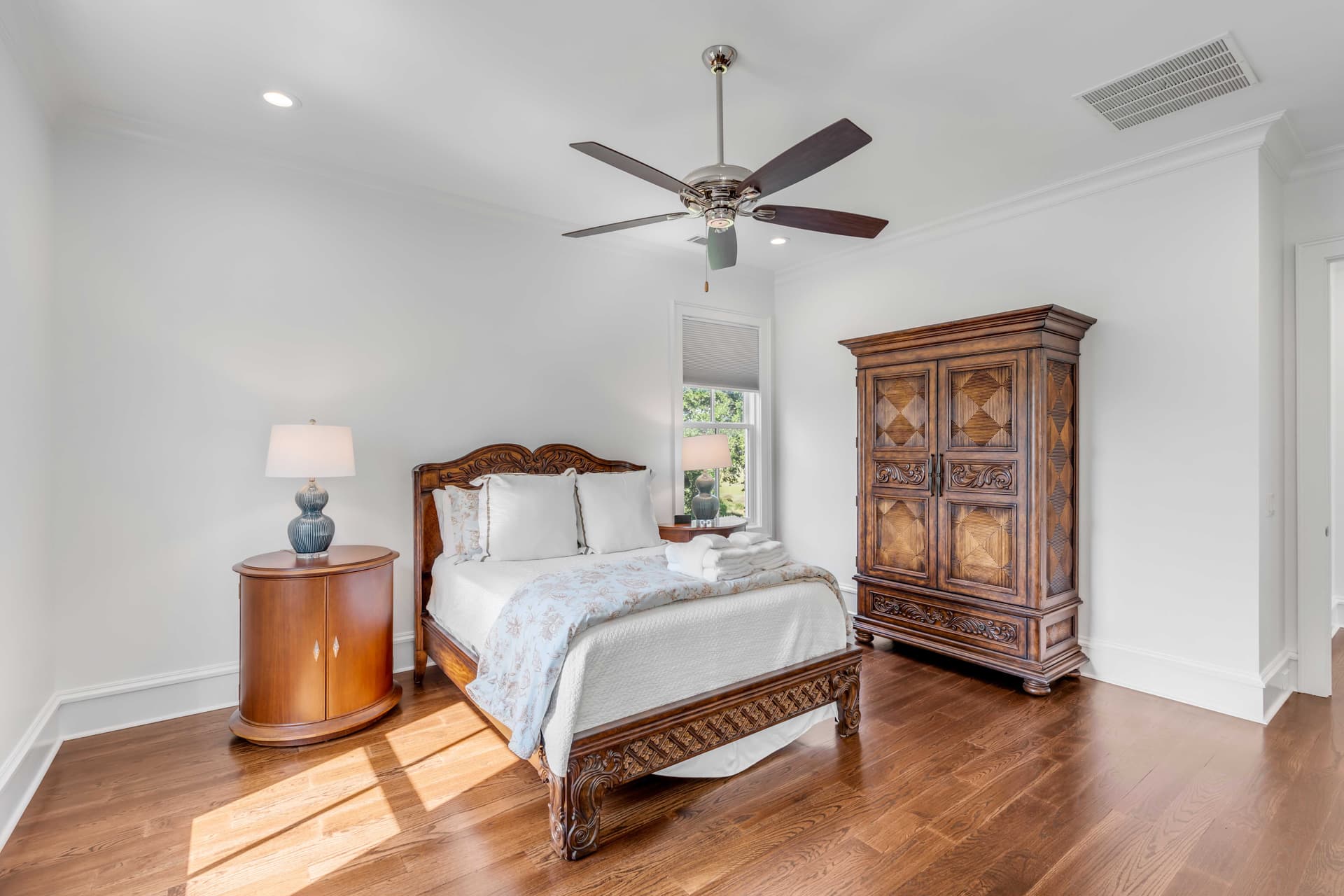 Lavish Coastal - Image 32