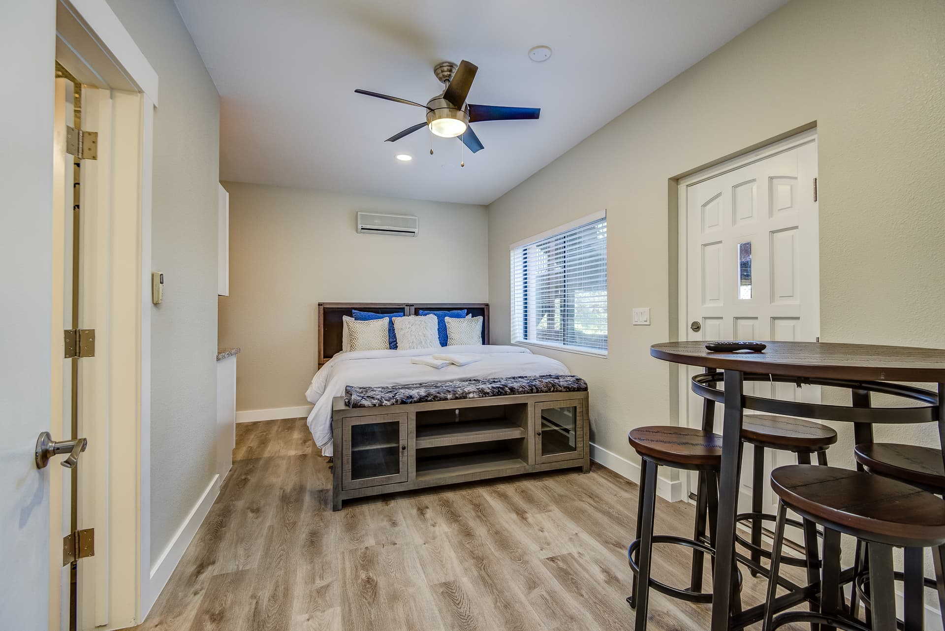 Dream Estate - Image 36