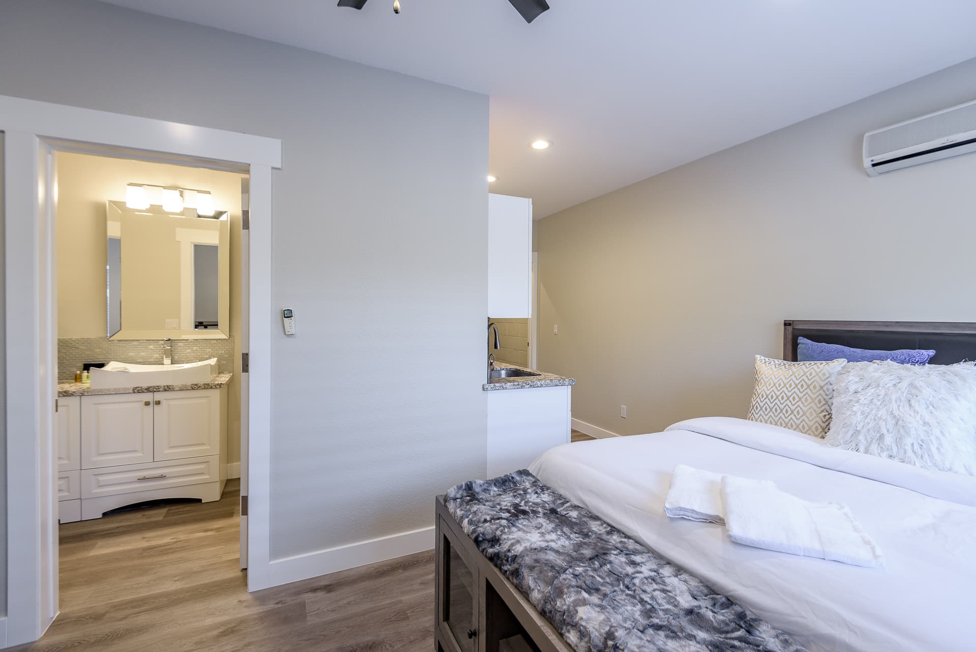 Dream Estate - Image 37