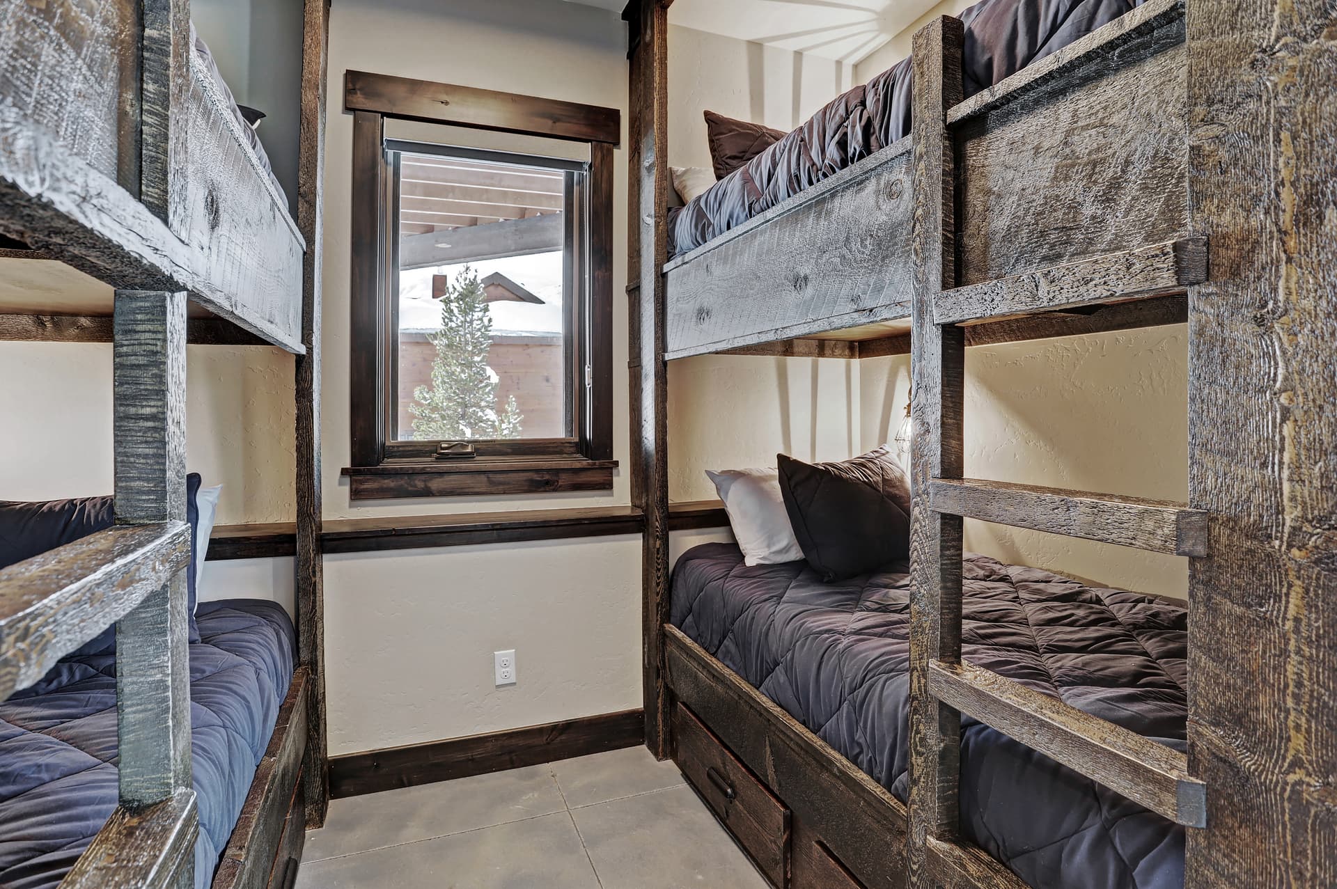 Shadows Summit - Image 36