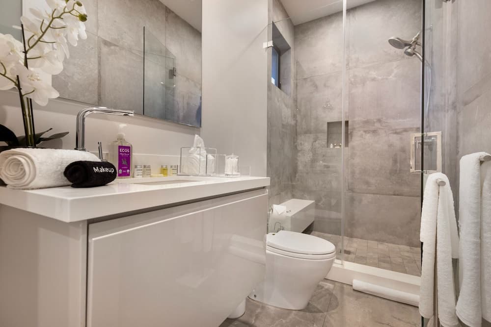 Skyline Luxury Haven - Image 15