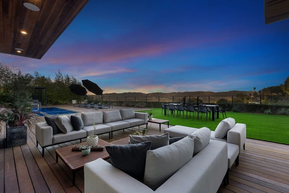 Skyline Luxury Haven - Image 37