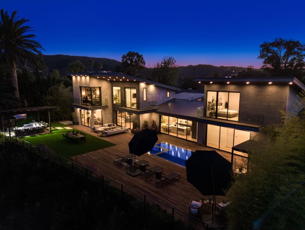 Skyline Luxury Haven - Image 41