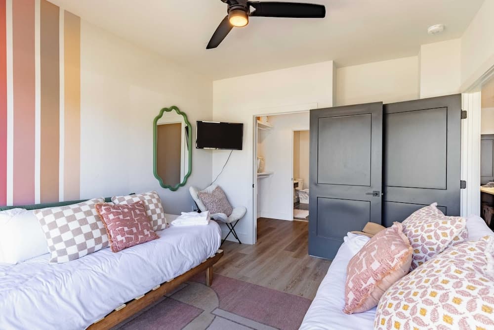 Midtown Moderns - Image 19