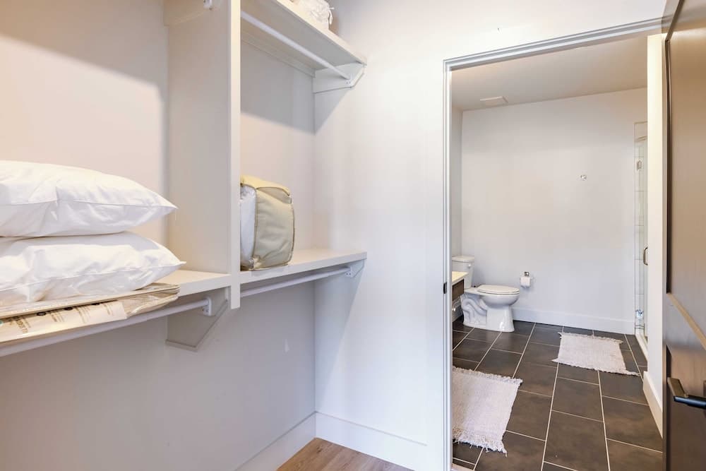 Midtown Moderns - Image 22