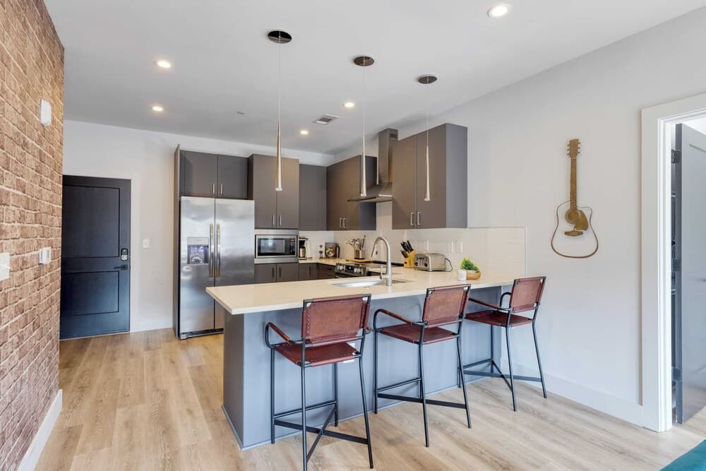 Midtown Moderns - Image 28