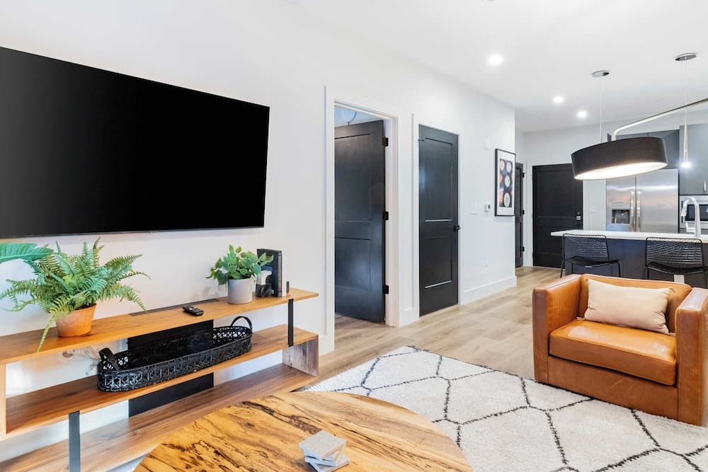 Midtown Moderns - Image 43