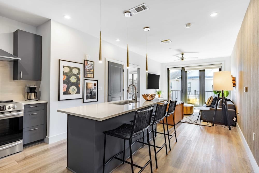 Midtown Moderns - Image 64