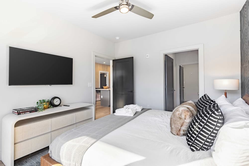 Midtown Moderns - Image 70