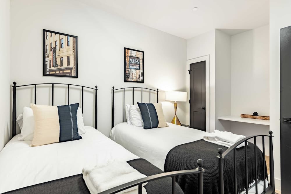 Midtown Moderns - Image 74