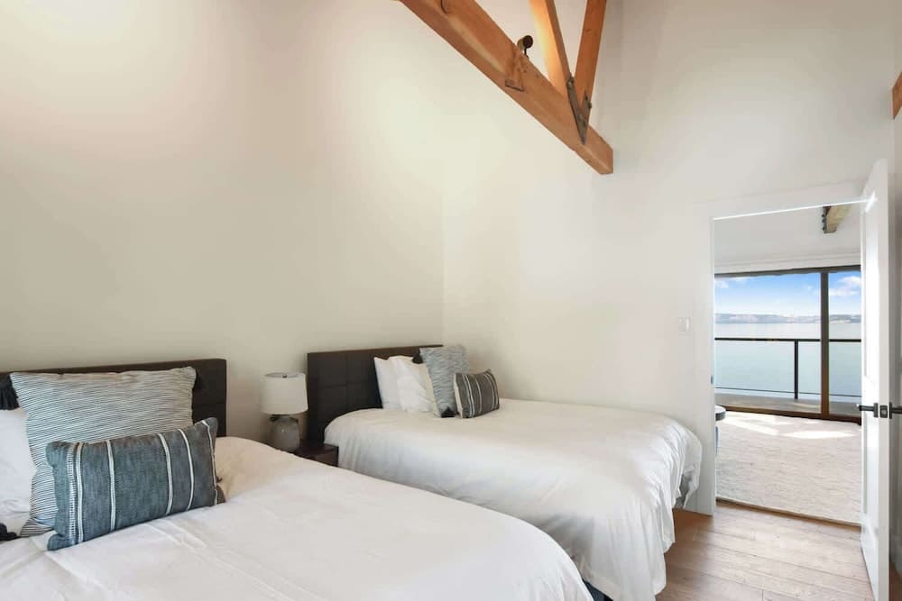 Soak in Luxury Lake Views - Image 17