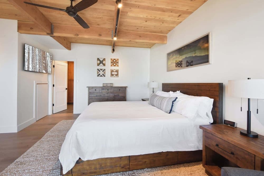 Soak in Luxury Lake Views - Image 18