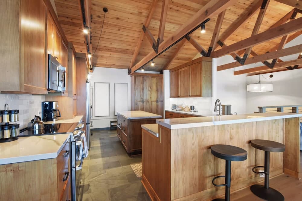 Soak in Luxury Lake Views - Image 5