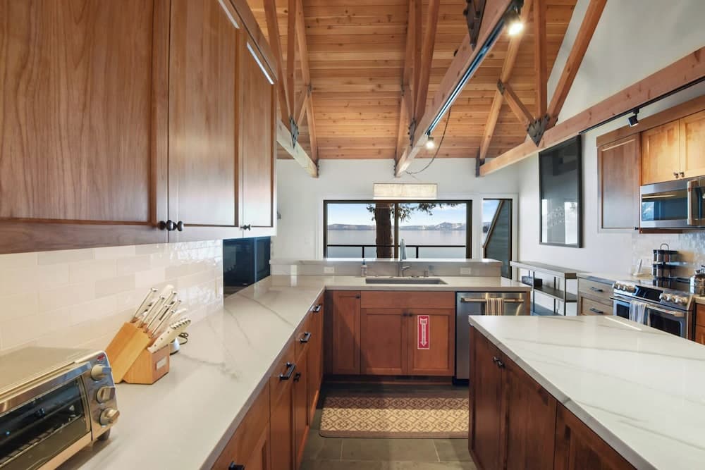 Soak in Luxury Lake Views - Image 12