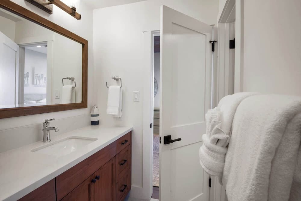 Soak in Luxury Lake Views - Image 21