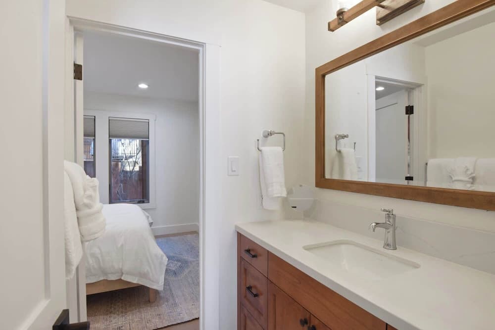 Soak in Luxury Lake Views - Image 23