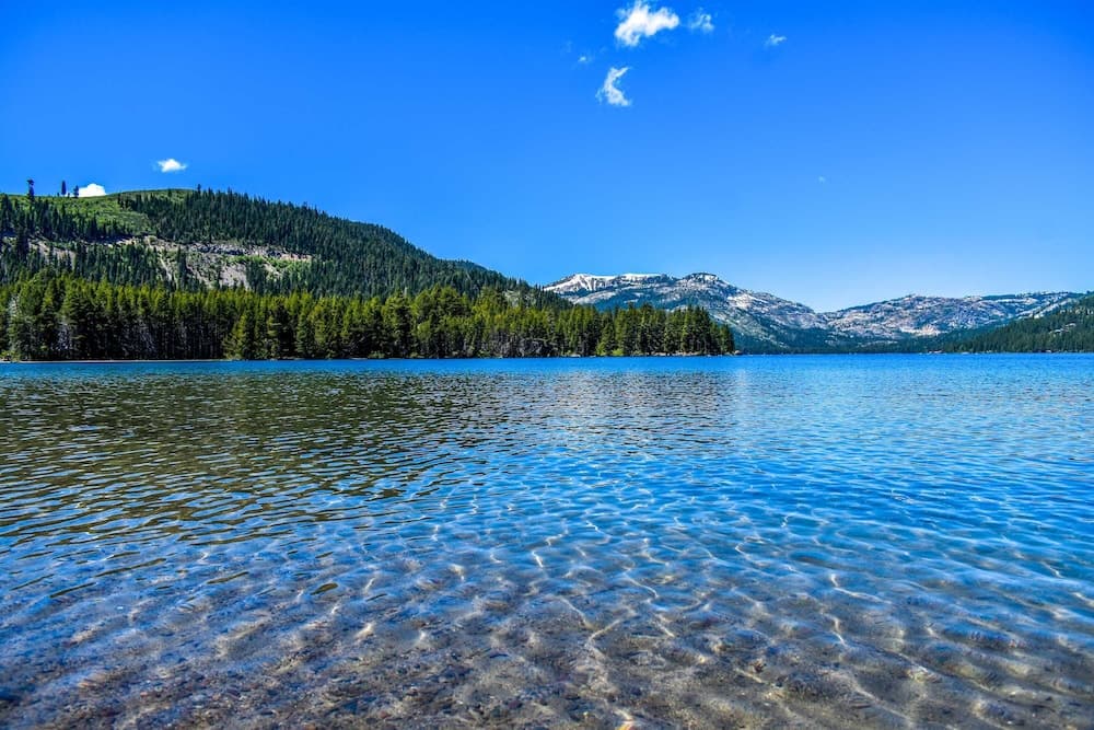 Soak in Luxury Lake Views - Image 38