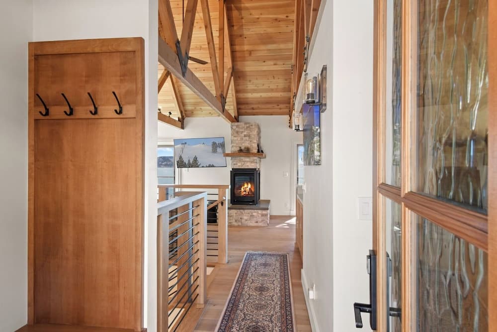 Soak in Luxury Lake Views - Image 13