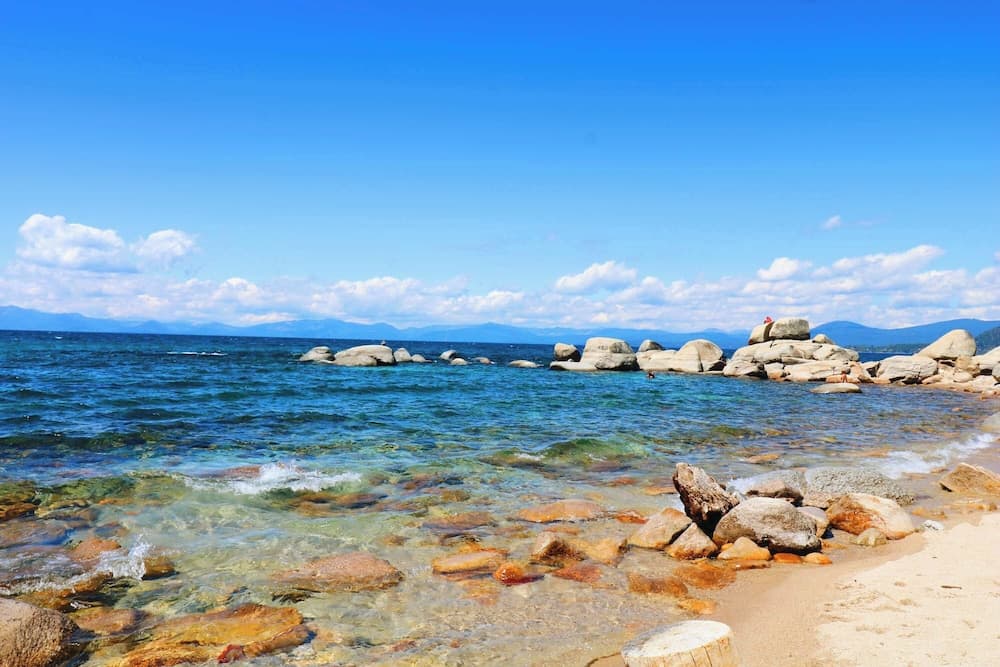 Soak in Luxury Lake Views - Image 40