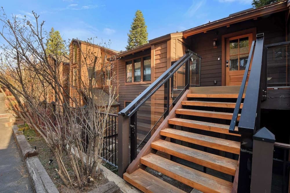 Soak in Luxury Lake Views - Image 33