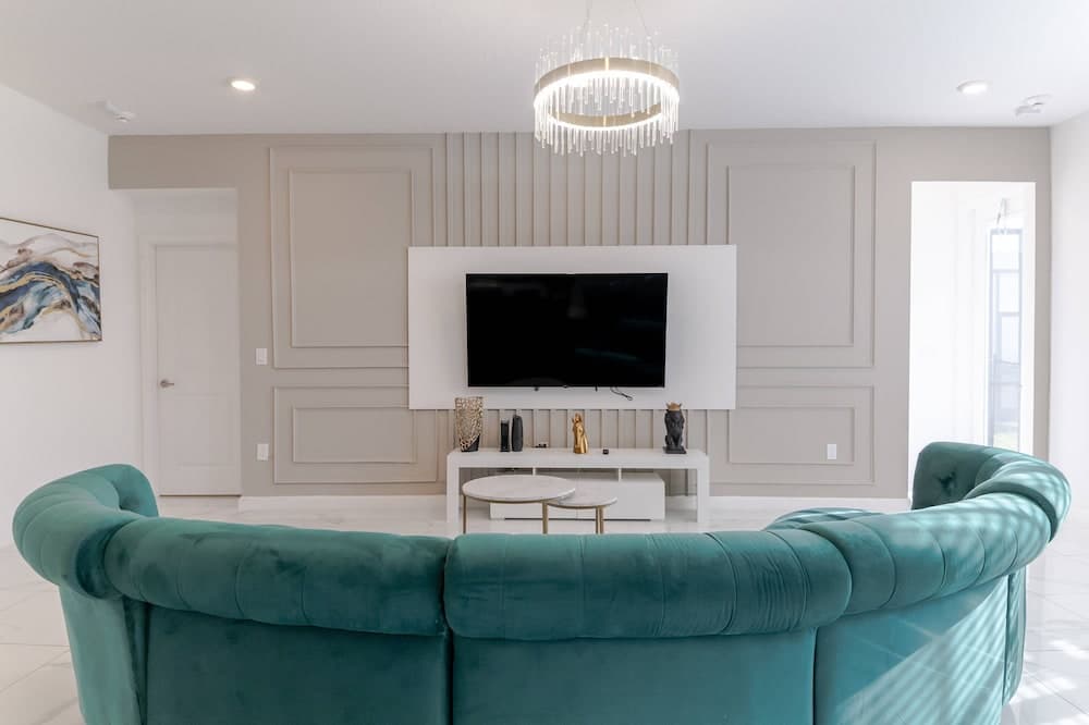 Sophisticated Shanti - Image 7