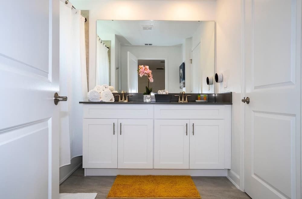 Storey Lake Scene Villa - Image 7