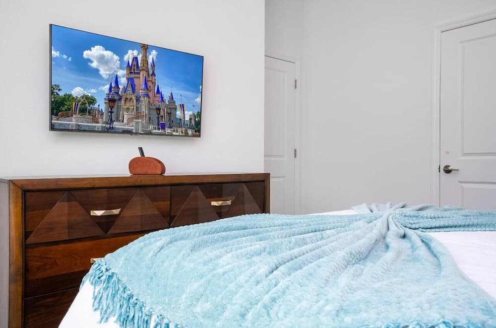 Storey Lake Scene Villa - Image 11