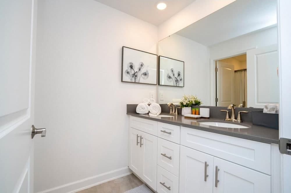 Storey Lake Scene Villa - Image 17