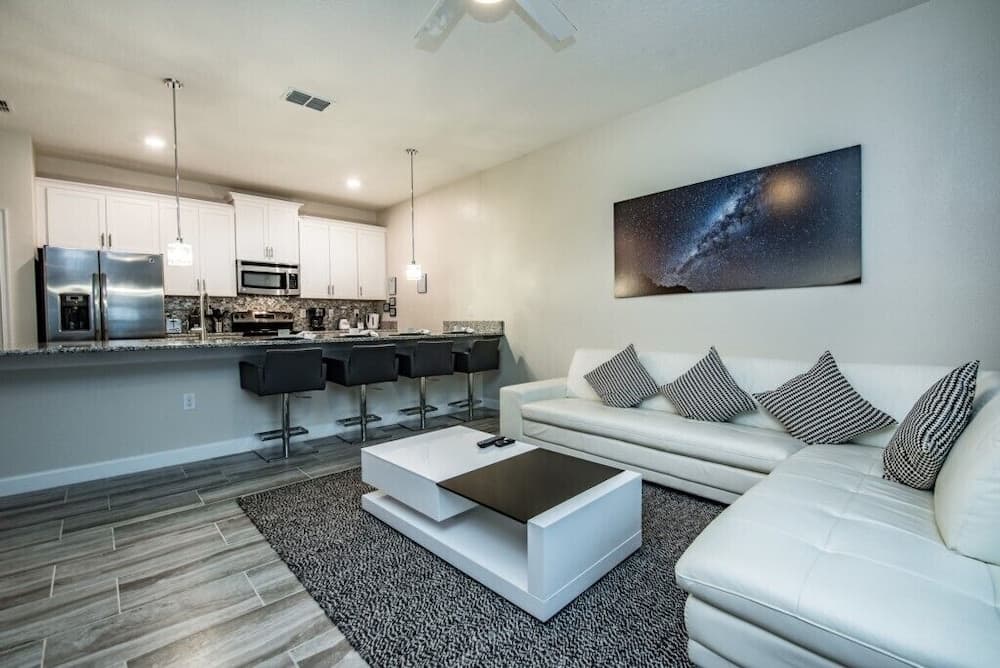 Sovereign Pool Home - Image 4