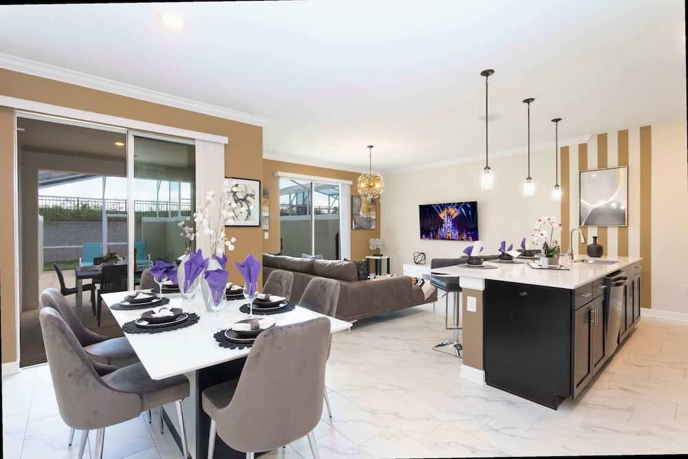 Glow House - Image 5