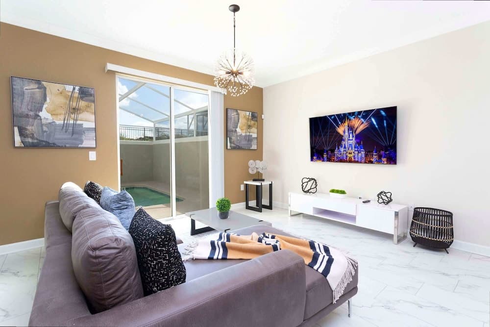 Glow House - Image 4