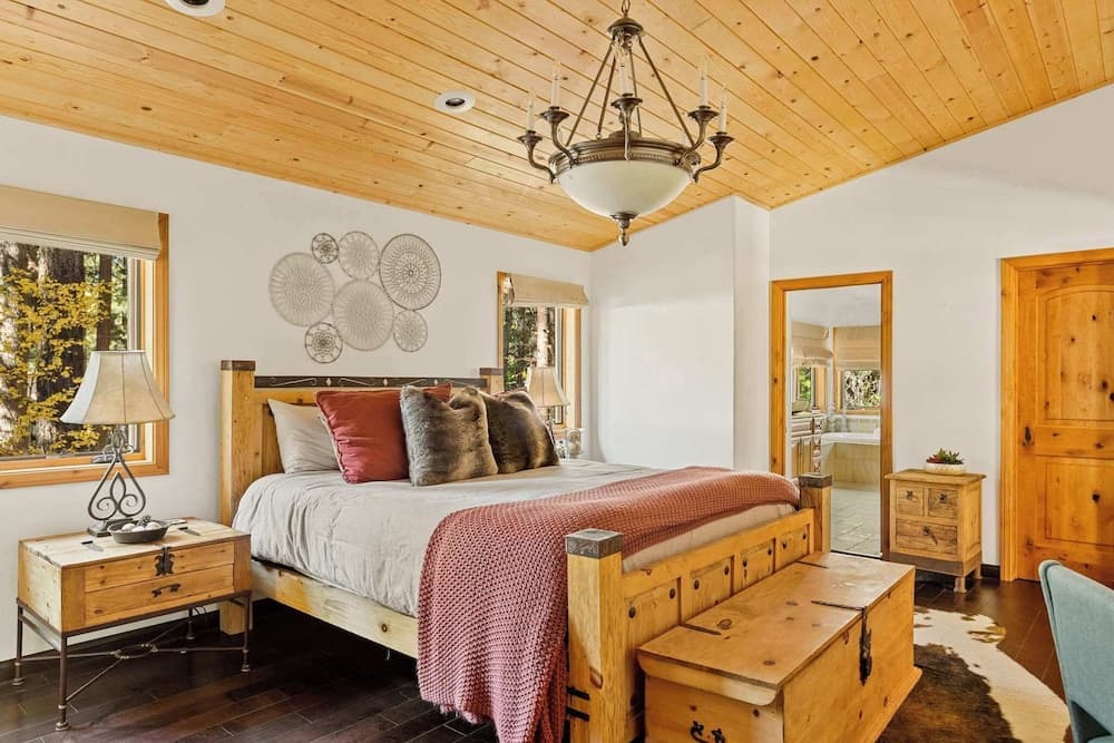 Summit Pine Lodge - Image 4