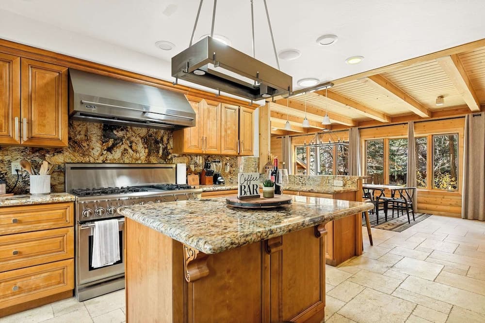 Summit Pine Lodge - Image 5