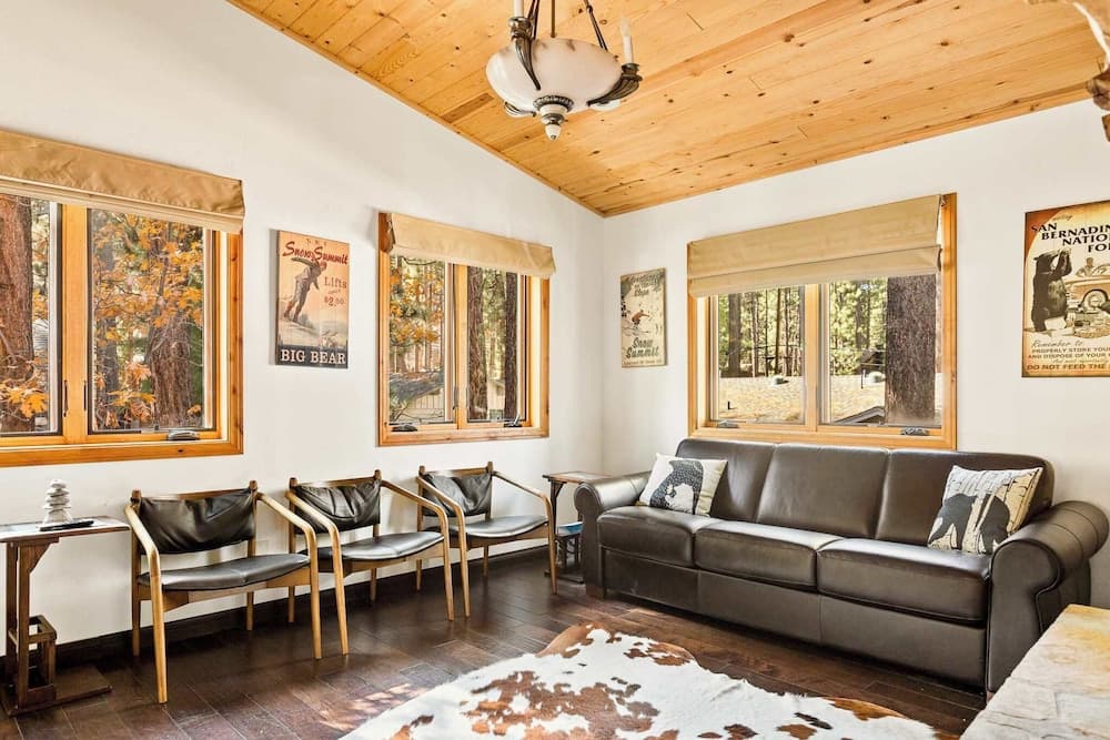 Summit Pine Lodge - Image 3