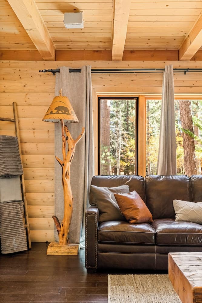 Summit Pine Lodge - Image 4