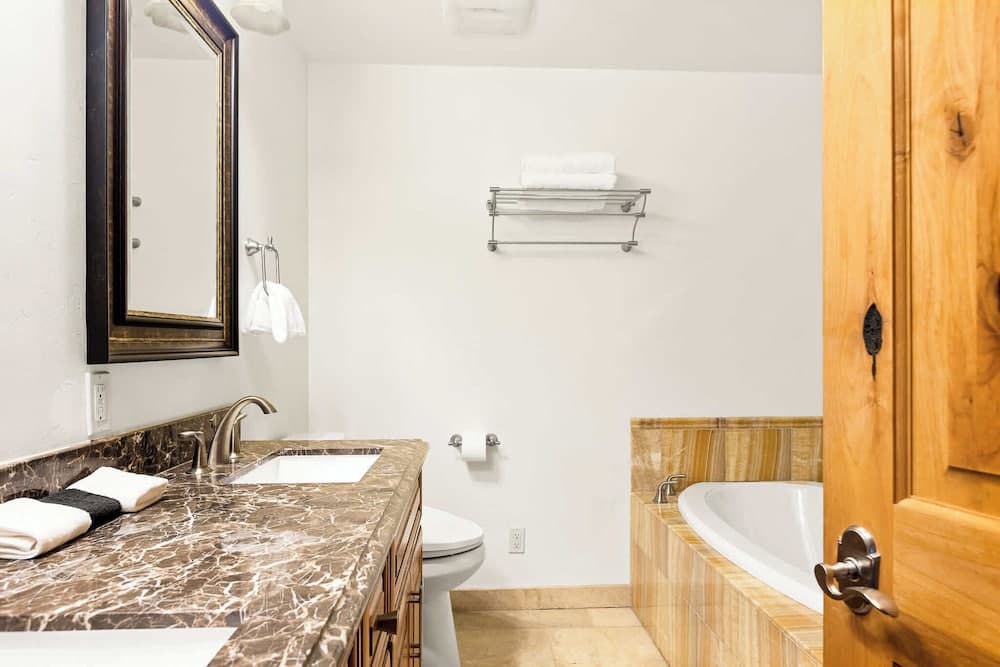 Summit Pine Lodge - Image 37