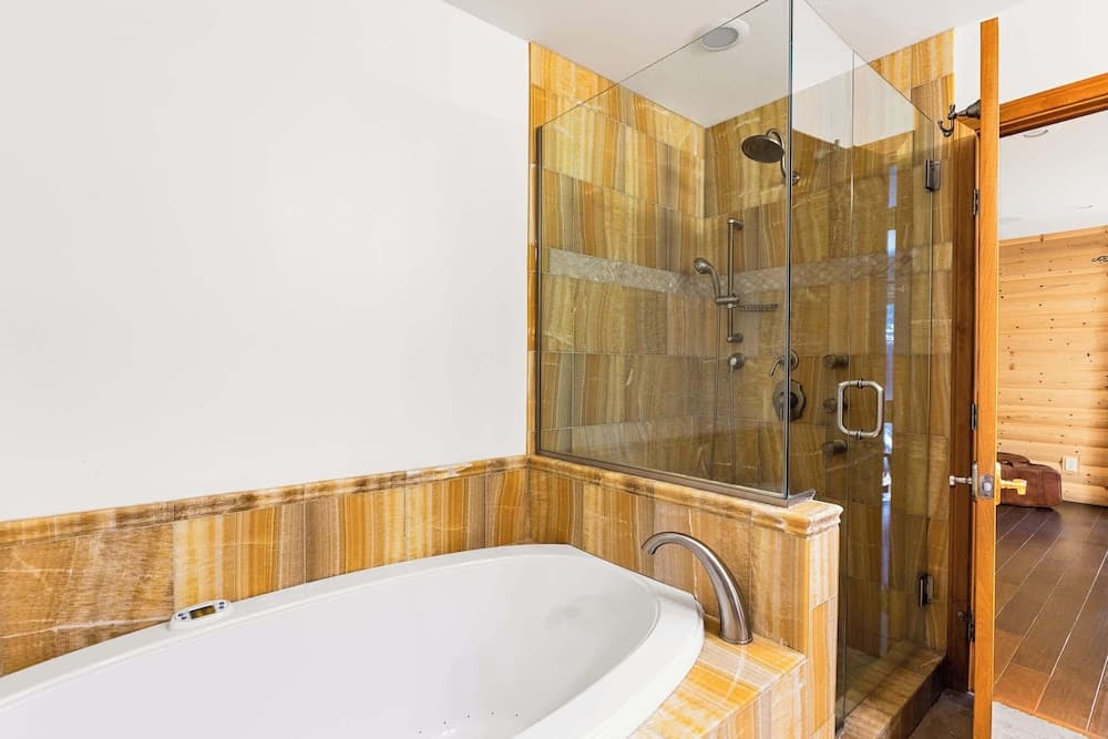 Summit Pine Lodge - Image 38