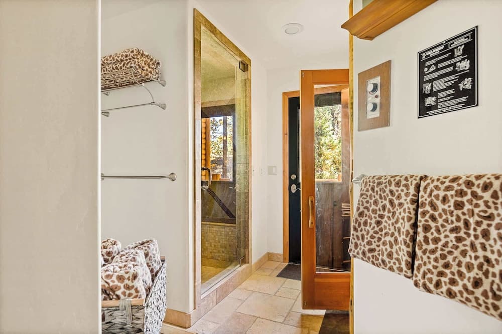 Summit Pine Lodge - Image 47