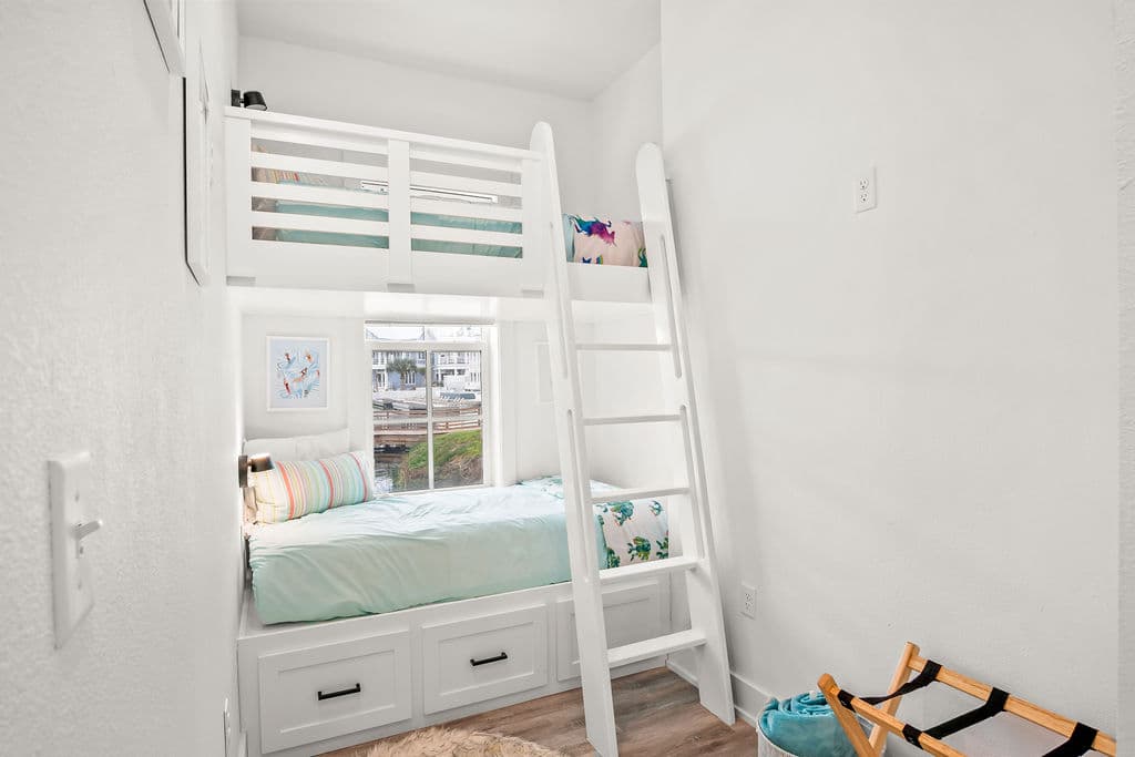 Suns Out Buns Out - Image 14