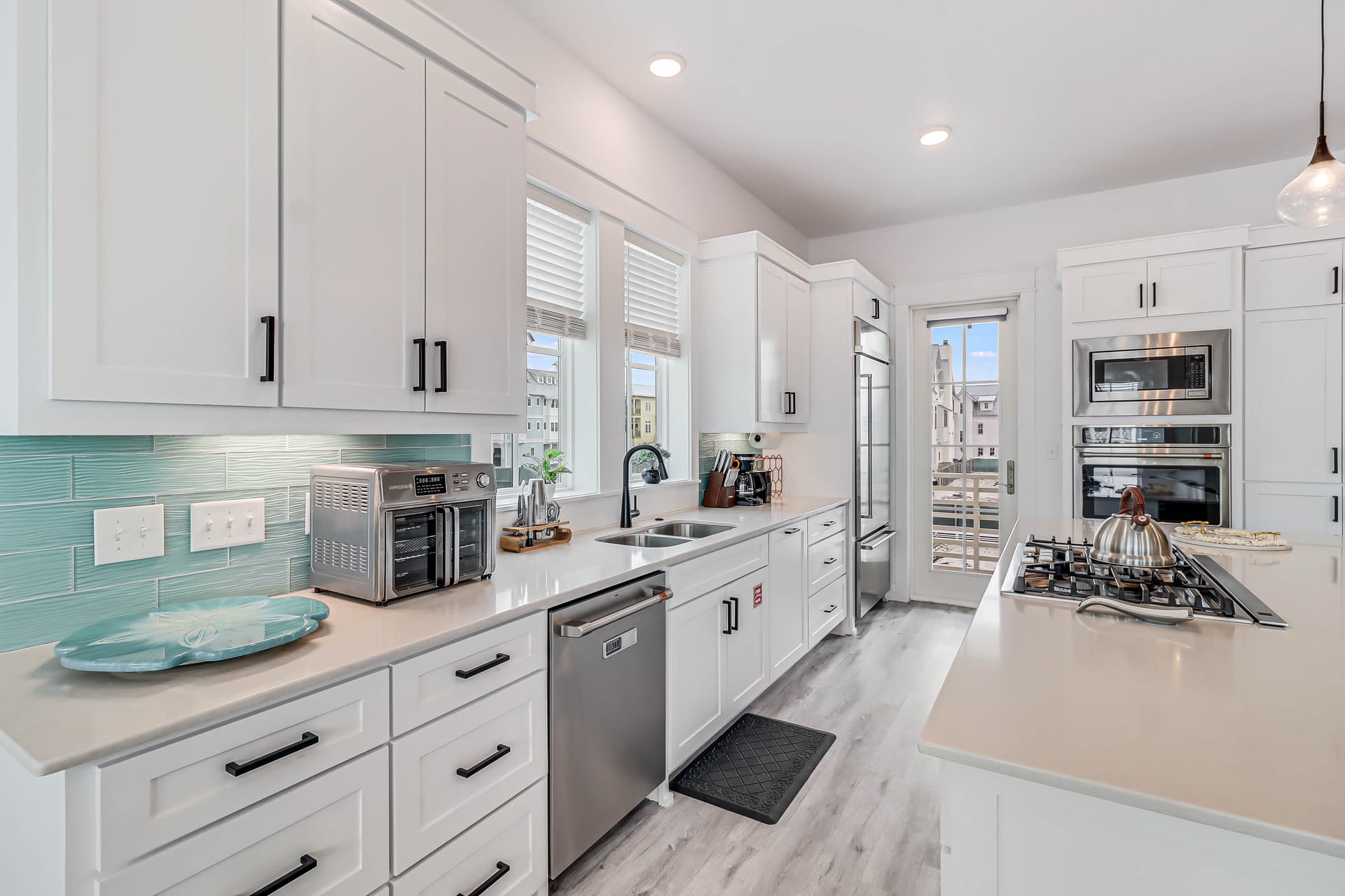 Suns Out Buns Out - Image 12