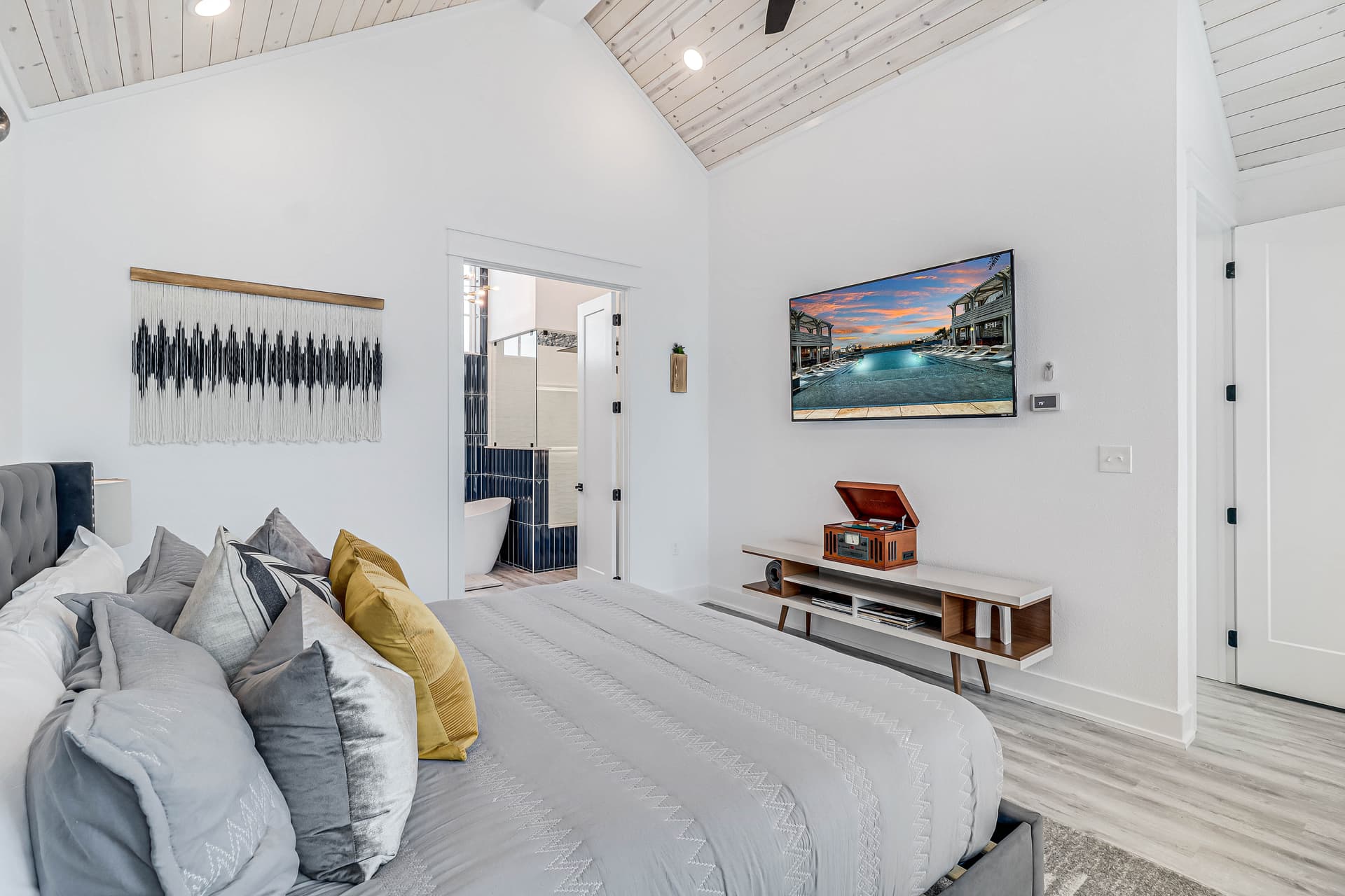 Suns Out Buns Out - Image 23