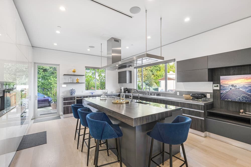 Sunset Heights Modern Villa - Image 8