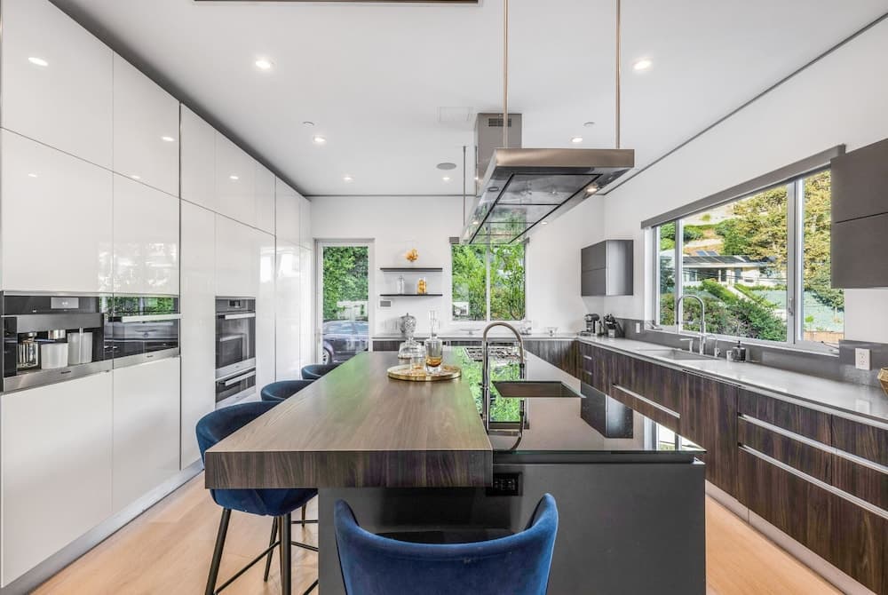 Sunset Heights Modern Villa - Image 9