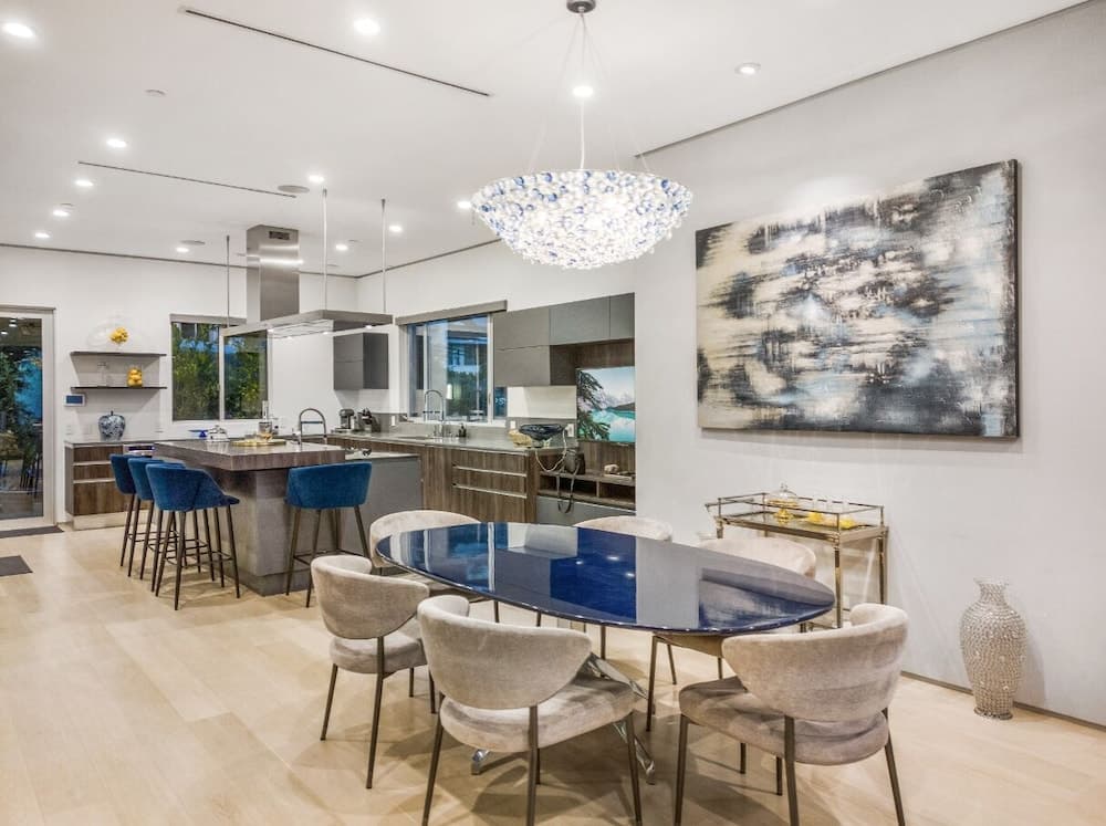 Sunset Heights Modern Villa - Image 5