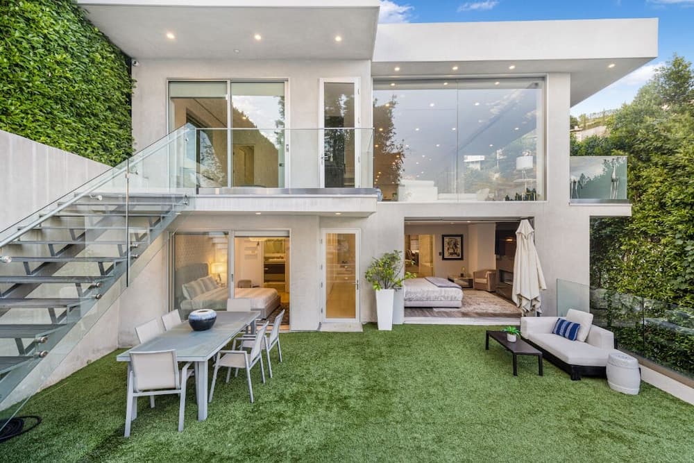 Sunset Heights Modern Villa - Image 3