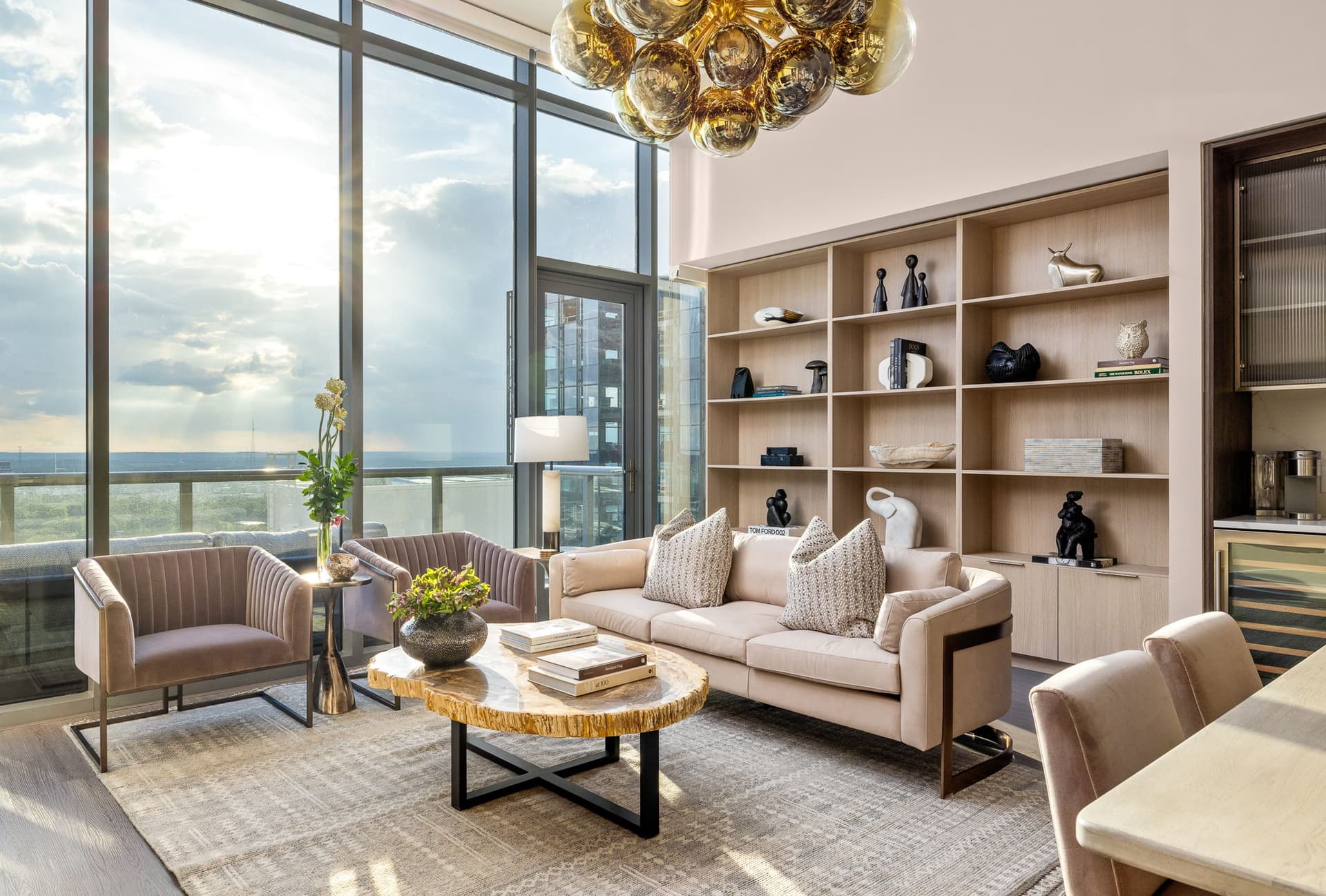 Sunset Horizon Penthouse - Image 4