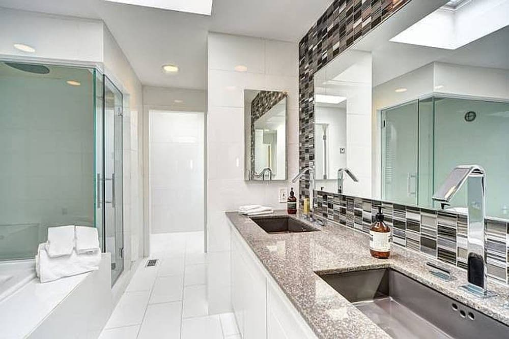 Sunset Beachfront Villa - Image 30